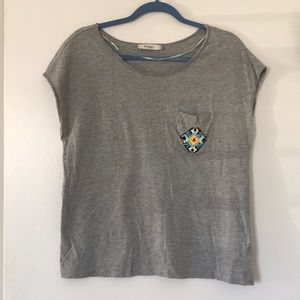 Gray t-shirt of a comfort fit